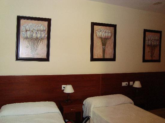 Hostal Los Gallos Casabermeja主图