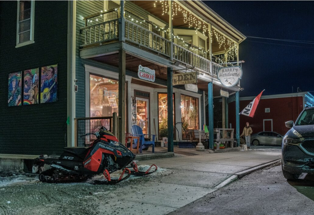 Marshfield餐馆和美食-Harry's Hardware & The Den