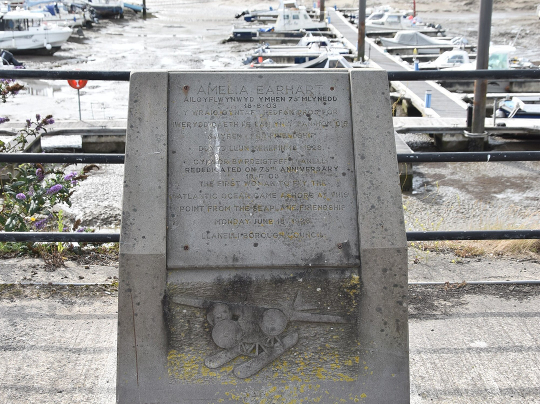 Amelia Earhart Monument-Burry Port必去景点