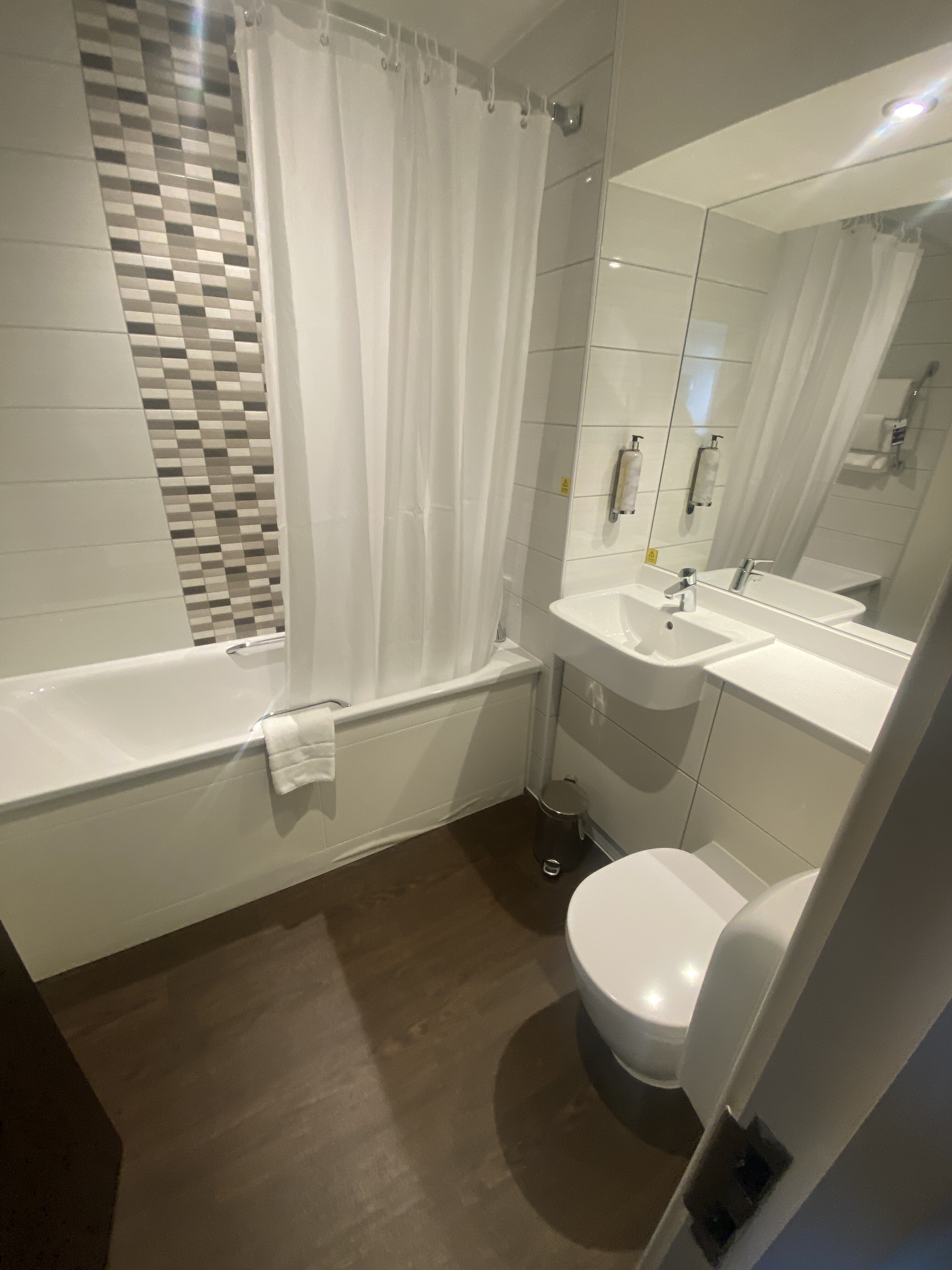 Premier Inn Edinburgh Park (Airport) hotel-浴室