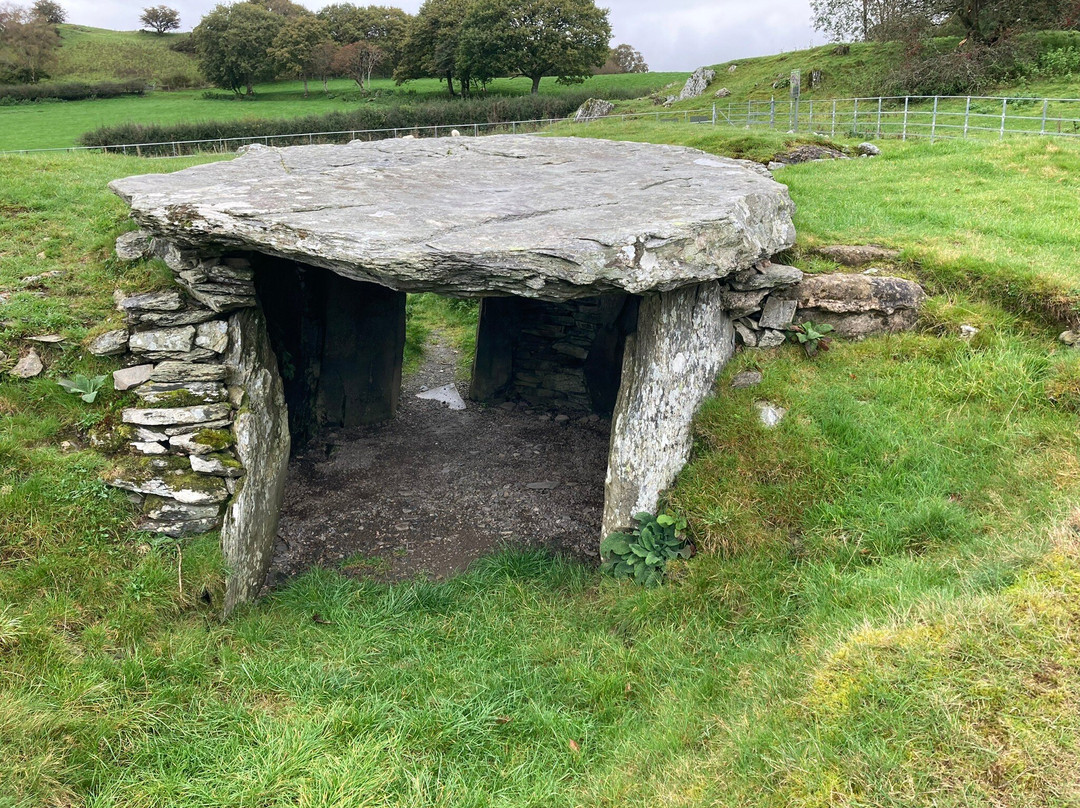 Capel Garmon Chambered Tomb-Capel Garmon必去景点