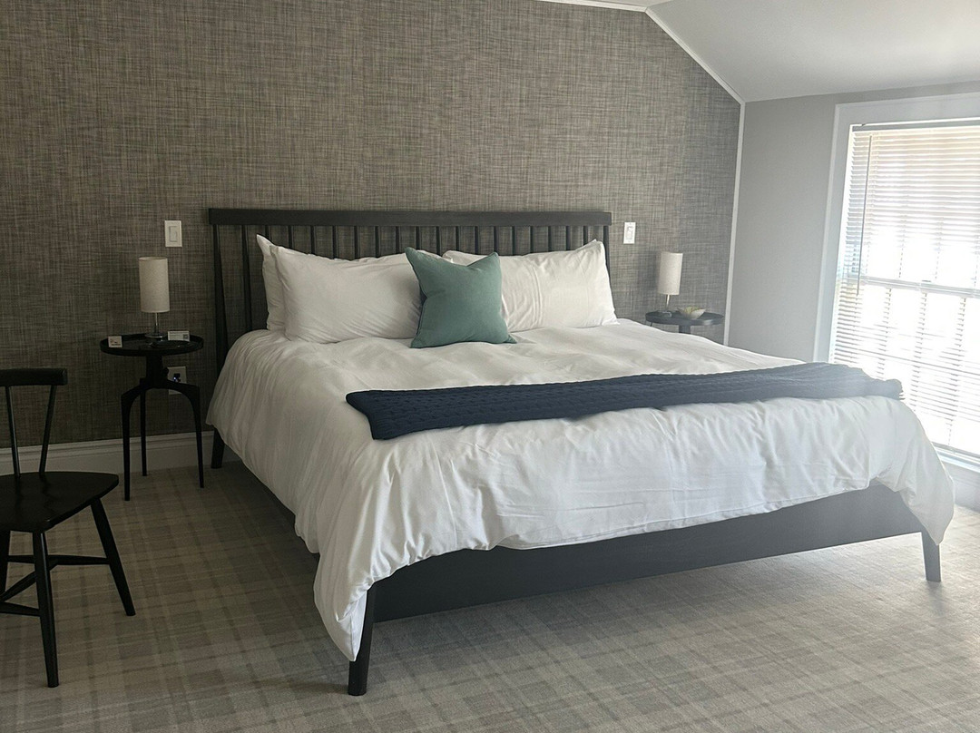 The Kent Collection | The Firefly Inn主图