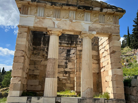 Treasury of the Athenians-德尔斐必去景点