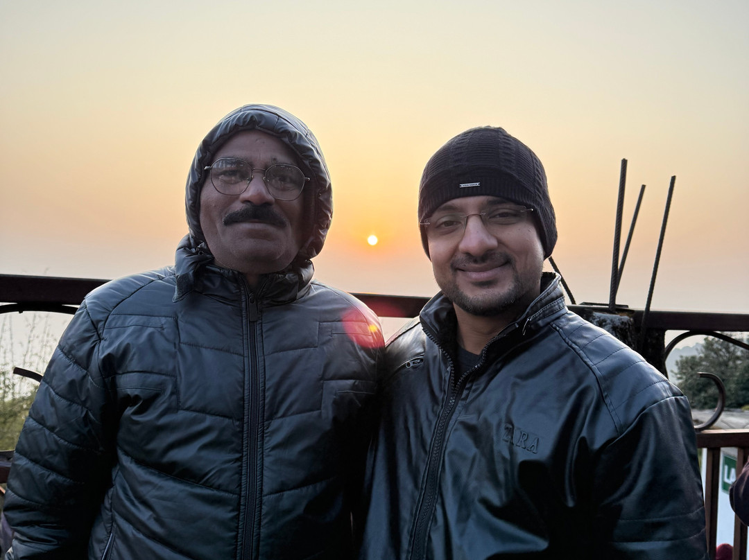 苏米特尔皇后庭院酒店主图