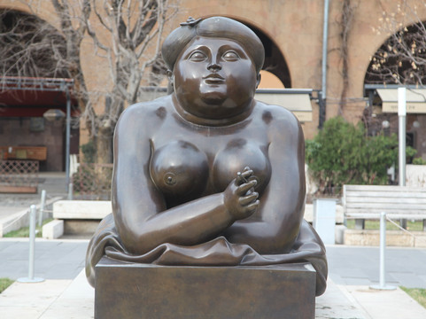 Smoking Woman-埃里温必去景点