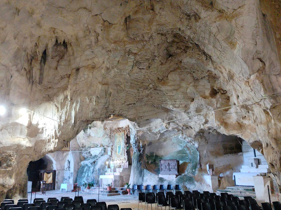 Grotta del Santuario di San Michele Arcangelo-Sant'Angelo a Fasanella必去景点