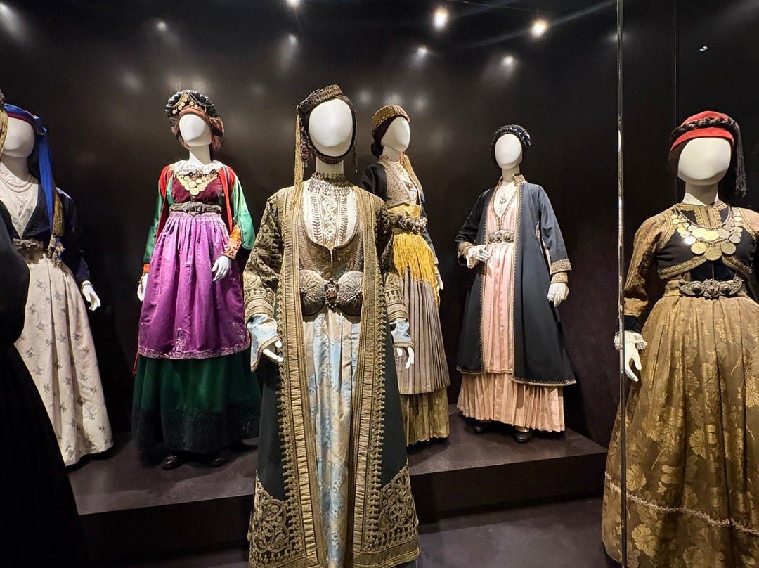 Victoria G. Karelias Collection of Greek Traditional Costumes-卡拉马塔必去景点