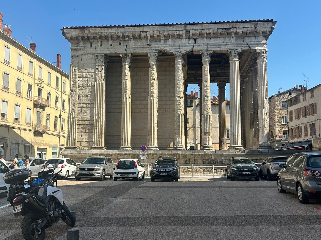 Temple d'Auguste et de Livie-维埃纳必去景点