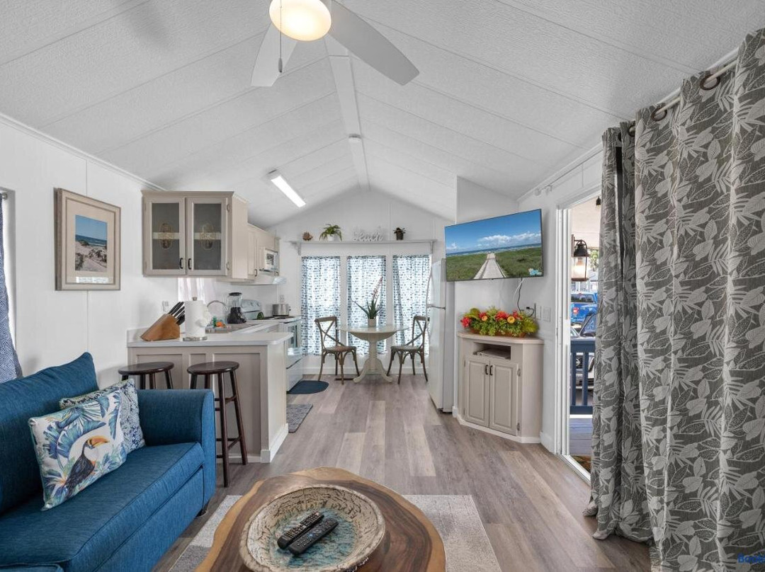 LIV Resort: Clam Circle with Private Jacuzzi Pet Friendly