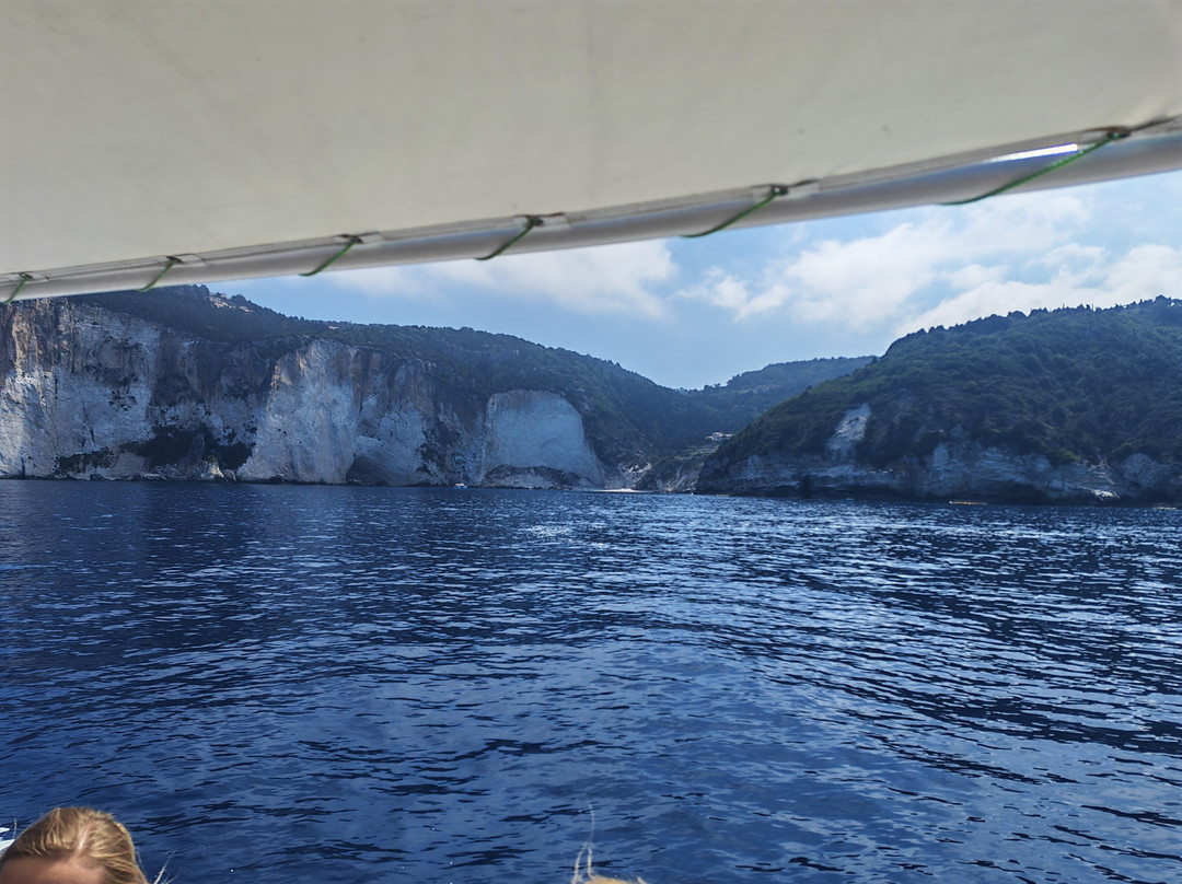 Easybook - Kostas Boat Trips-Agios Georgios必去景点