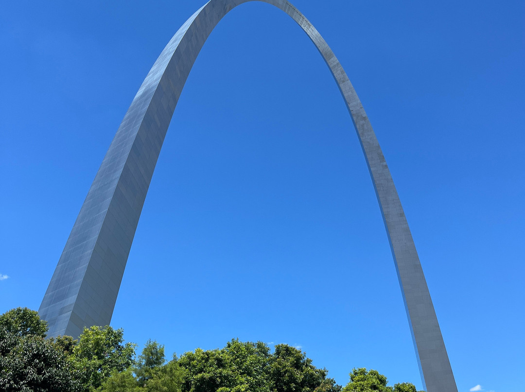 Riverboats at the Gateway Arch-圣路易斯必去景点
