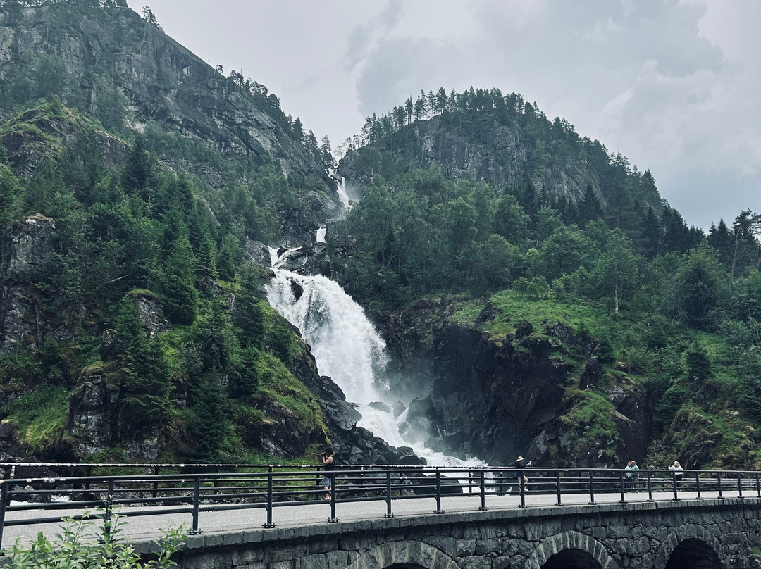 Låtefossen Waterfall-Skare必去景点