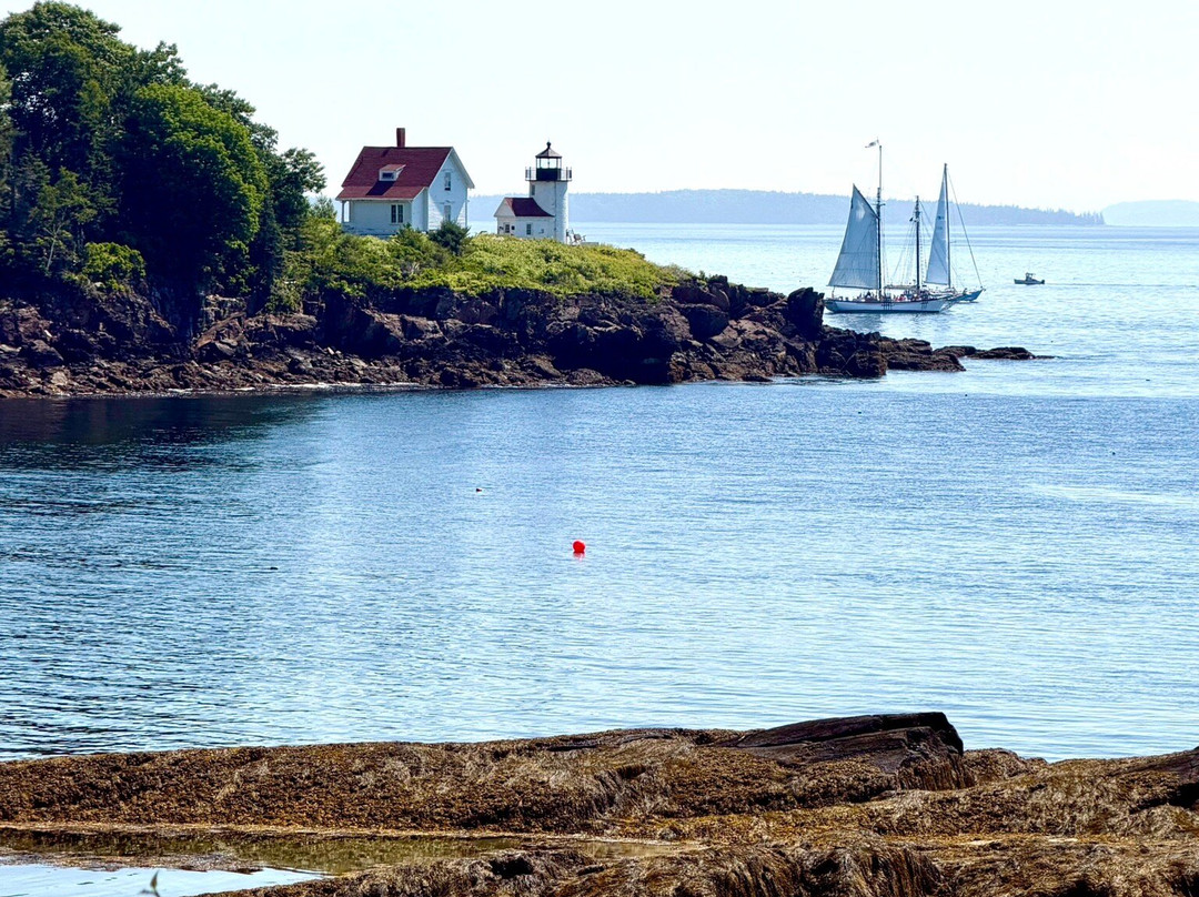 Burnt Island Lighthouse-Southport必去景点
