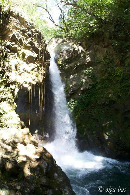 Experience hiking to Leona Waterfall景点图片