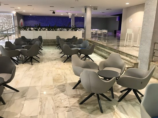 阿德耶鲁拜海岸酒店主图