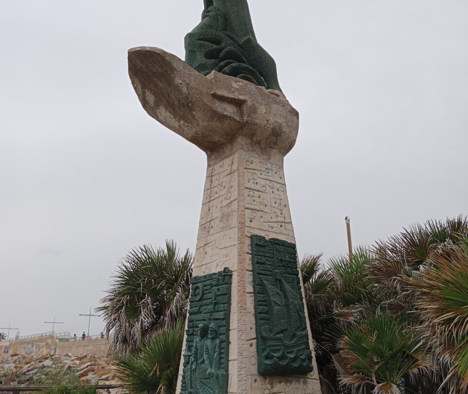 Мonumento al Hombre del Mar-托雷维耶哈必去景点