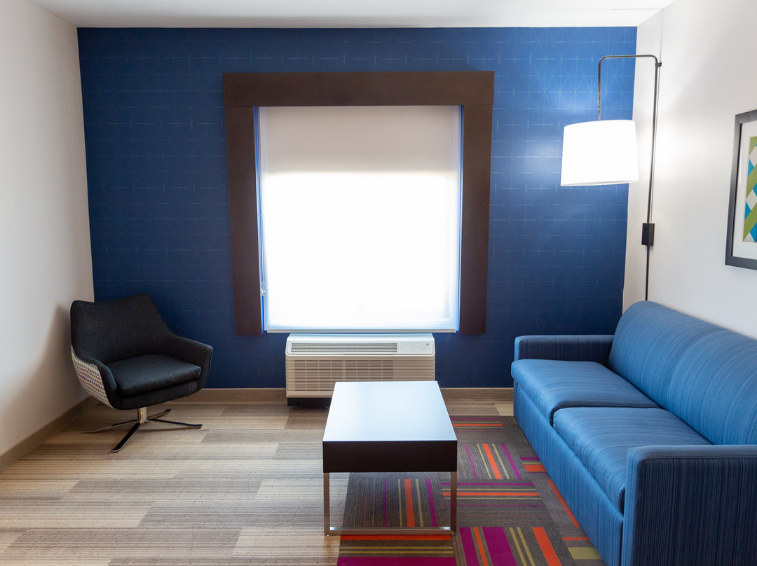 Holiday Inn Express & Suites Kingfisher By IHG主图