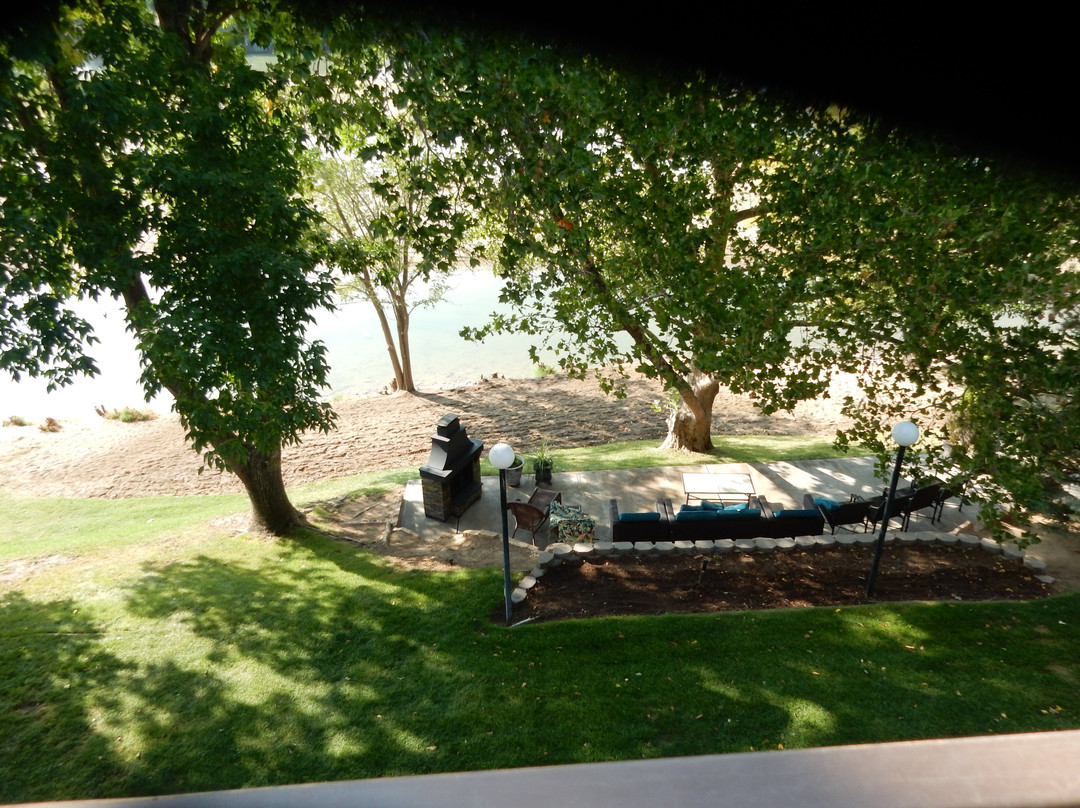 河流露台酒店主图