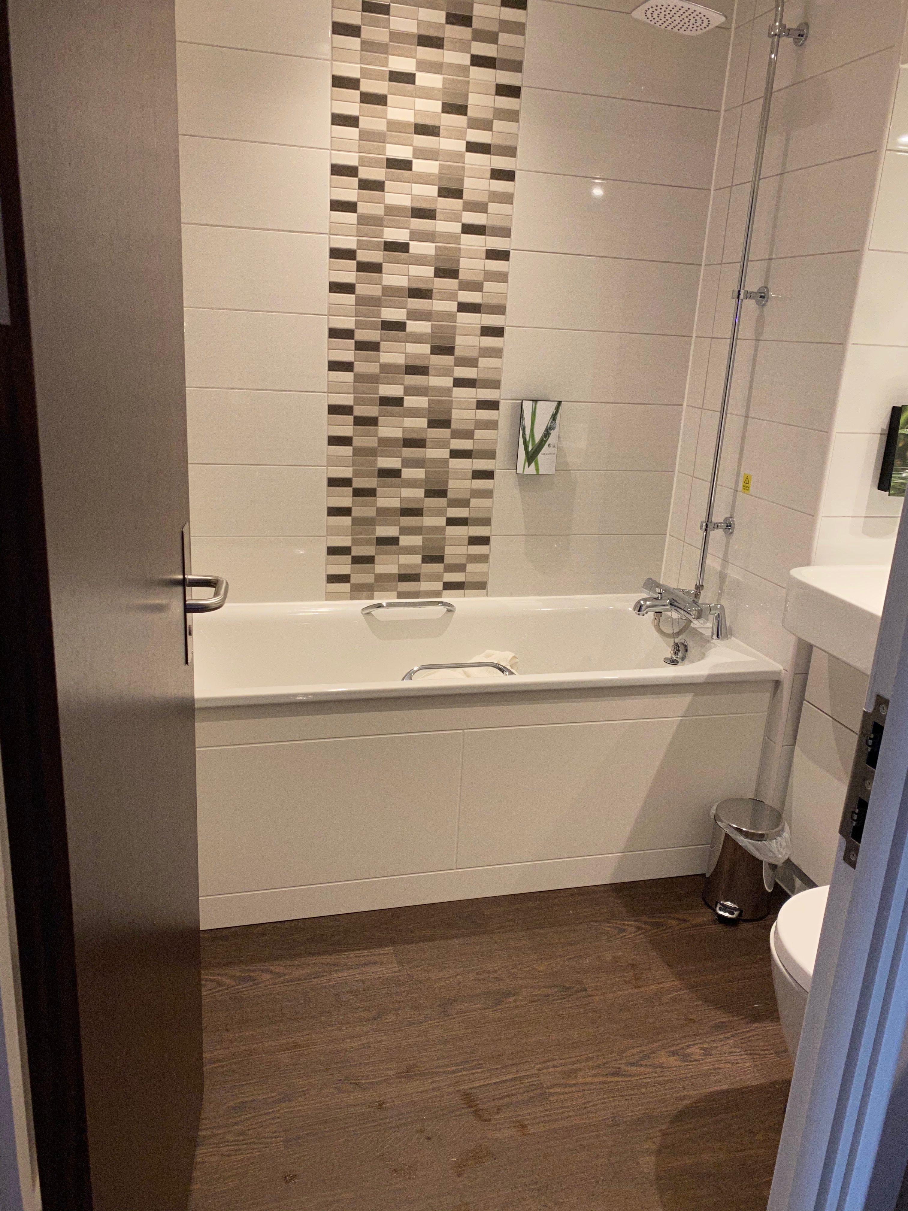 Premier Inn Tiverton hotel-浴室