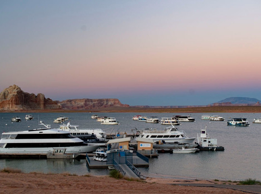 鲍威尔湖度假酒店主图