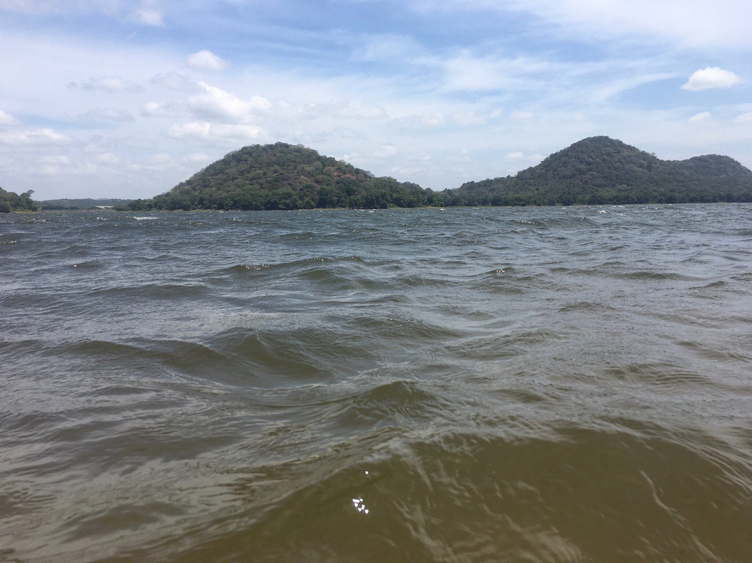 Giritale Lake景点图片