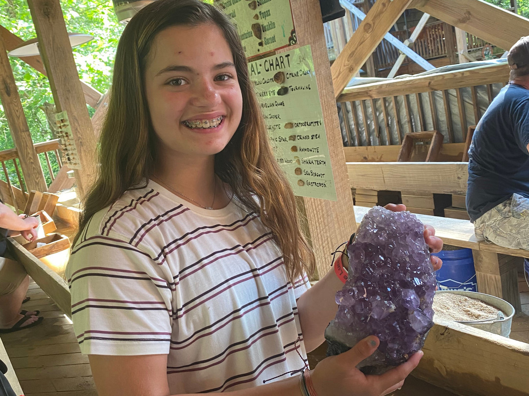 Chimney Rock Gemstone Mine景点图片