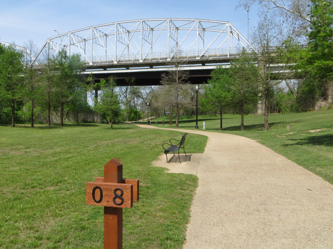 June Hill Pape Riverwalk-巴斯特罗普必去景点