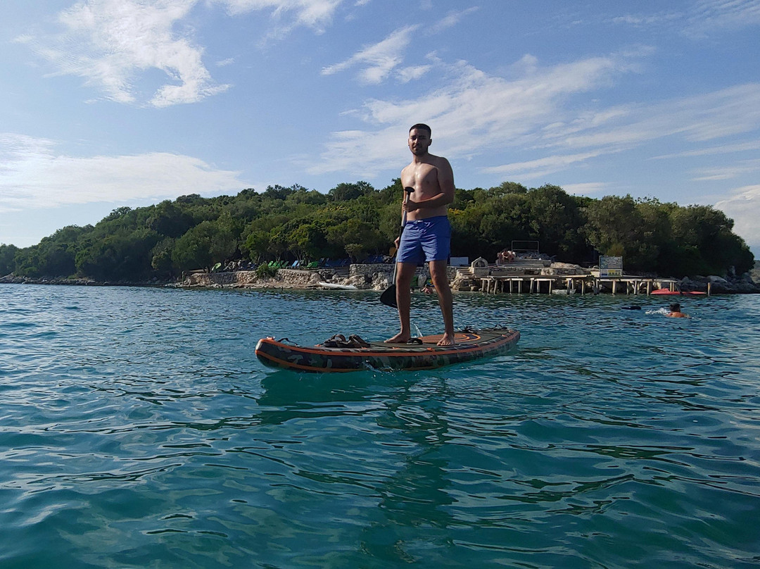 Paddleboarding in the islands景点图片