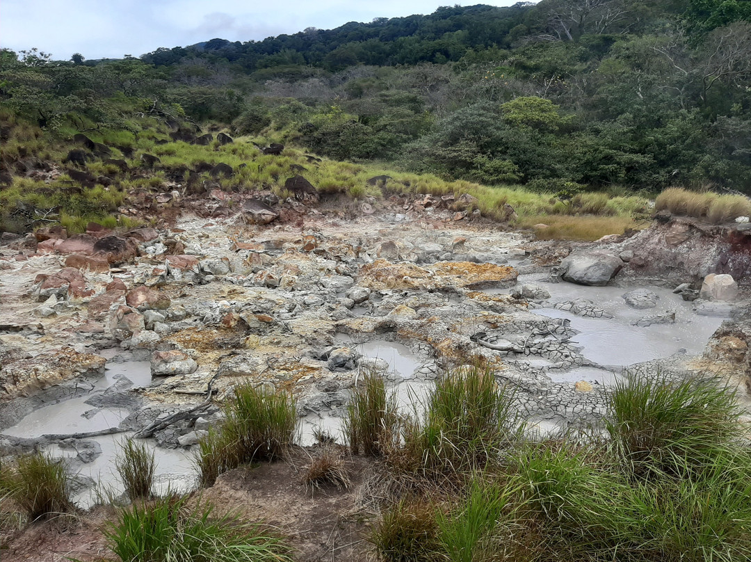 Experience hiking to Leona Waterfall景点图片