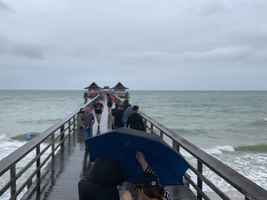 Naples Beach-半月湾必去景点