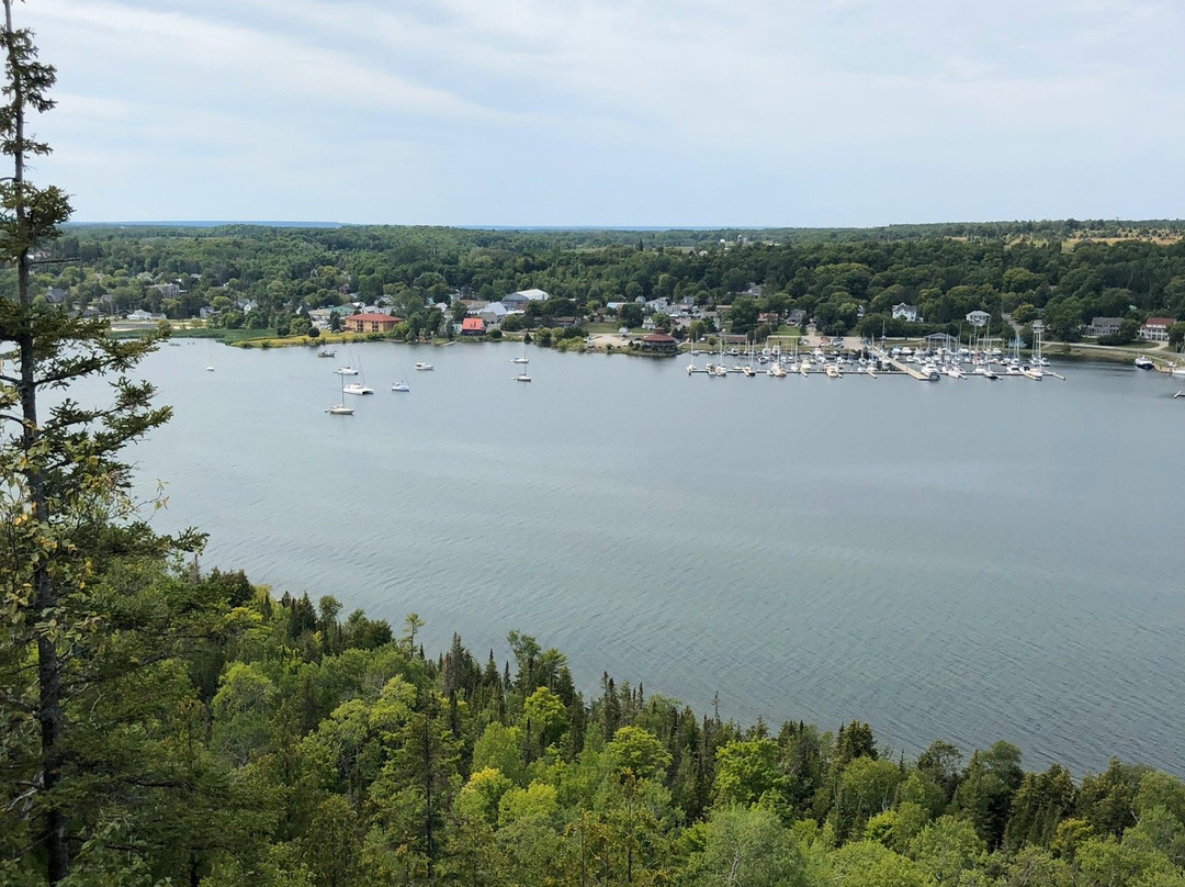 East Bluff Lookout-Gore Bay必去景点