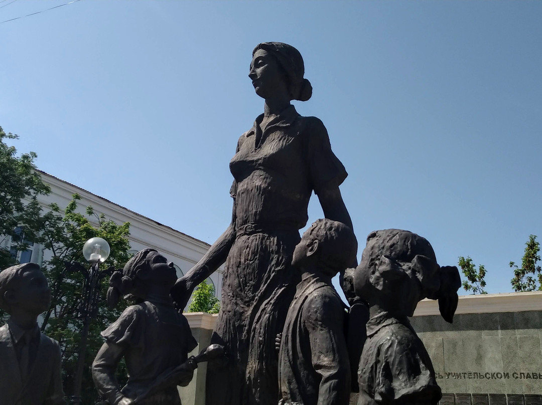 Monument The First Teacher景点图片