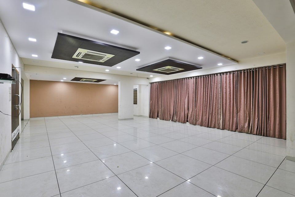 OYO 27662 Varma Palace主图