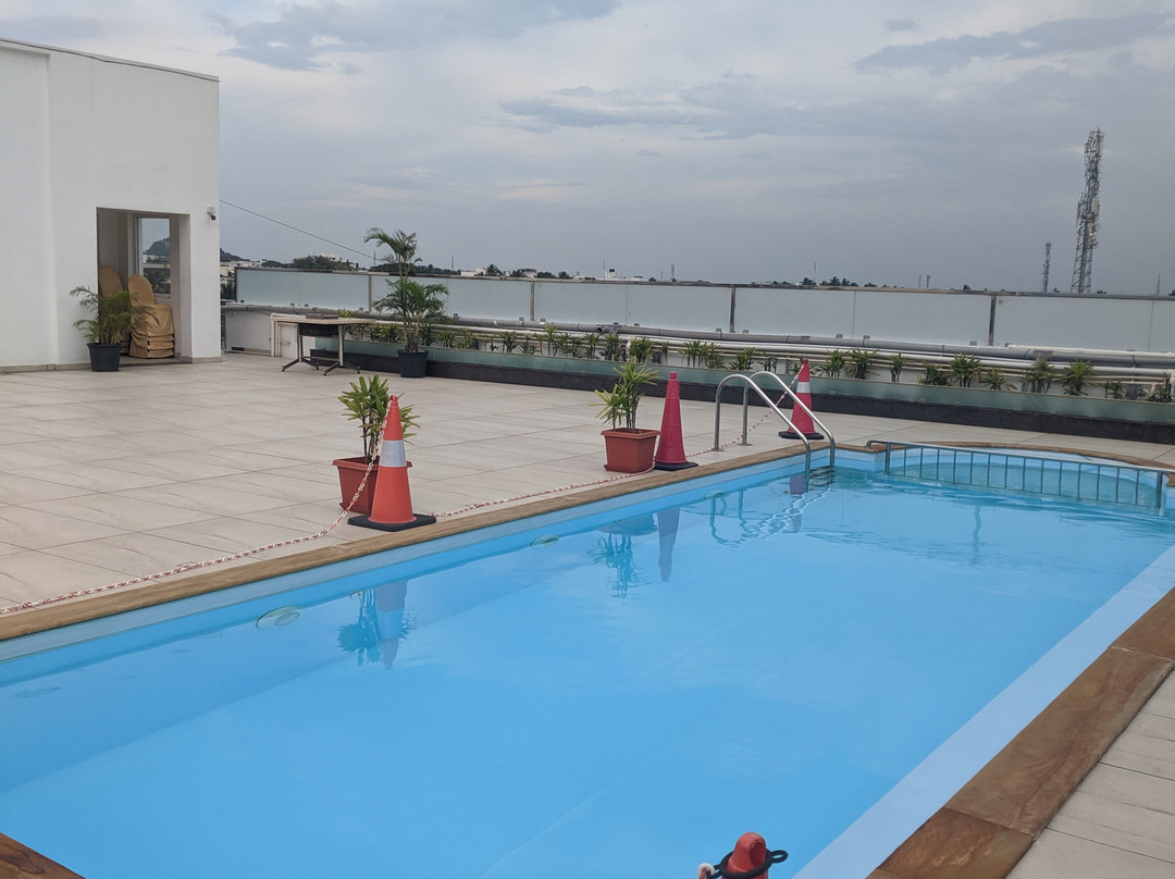 Holiday  Residency主图