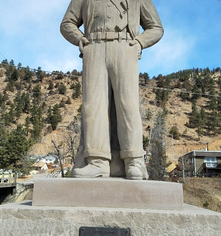 Steve Canyon Statue景点图片