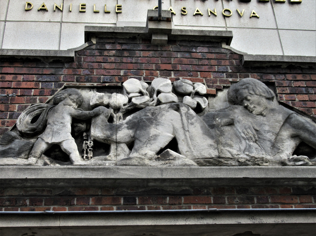 Bas-relief "Le Conte du petit Poucet"-Romainville必去景点