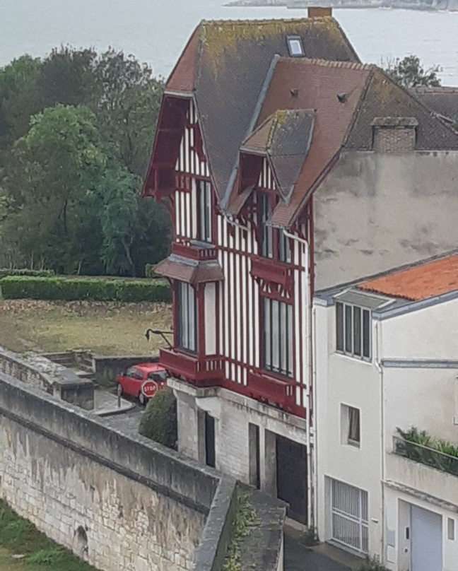 Porte des Deux Moulins-拉罗谢尔必去景点