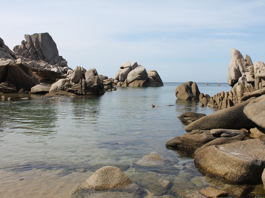 Spiaggia Cala Francese-圣特雷莎加卢拉必去景点