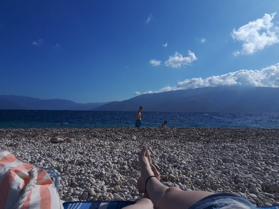 Aspros Gialos Beach景点图片