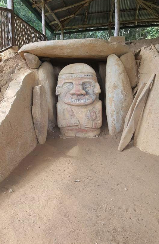 La Pelota - Estatuas A Color-San Agustin必去景点