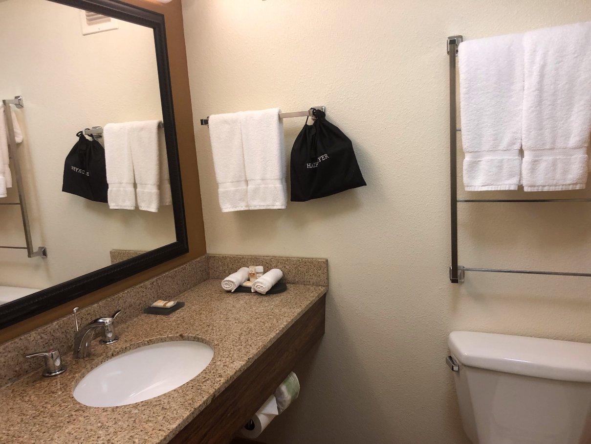 La Quinta Inn & Suites by Wyndham Danbury-浴室