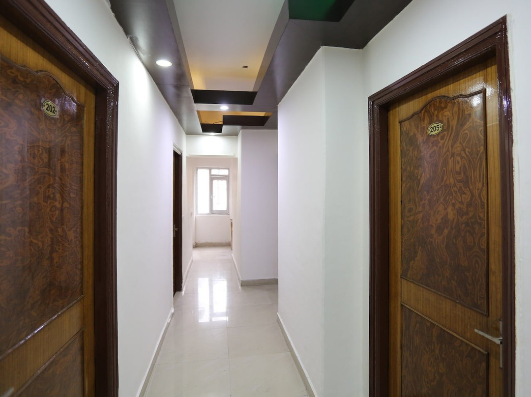 OYO 27838 R L Palace Hotel主图