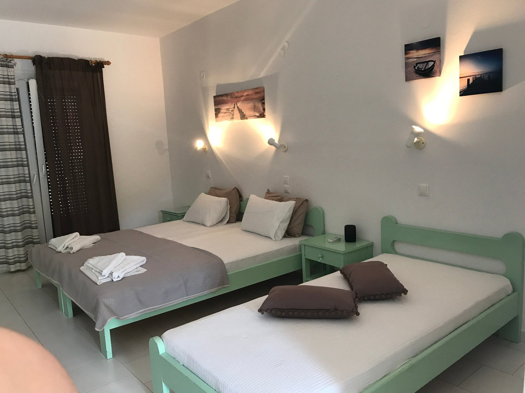 Niki Studios & Meropi Apartments