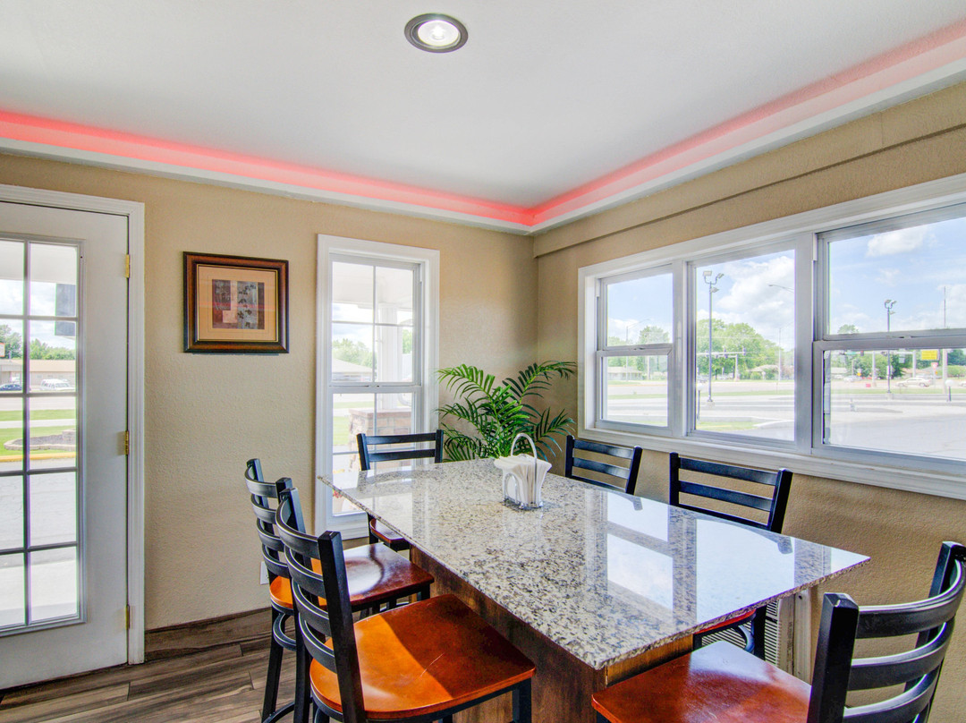 Westbridge Inn & Suites主图