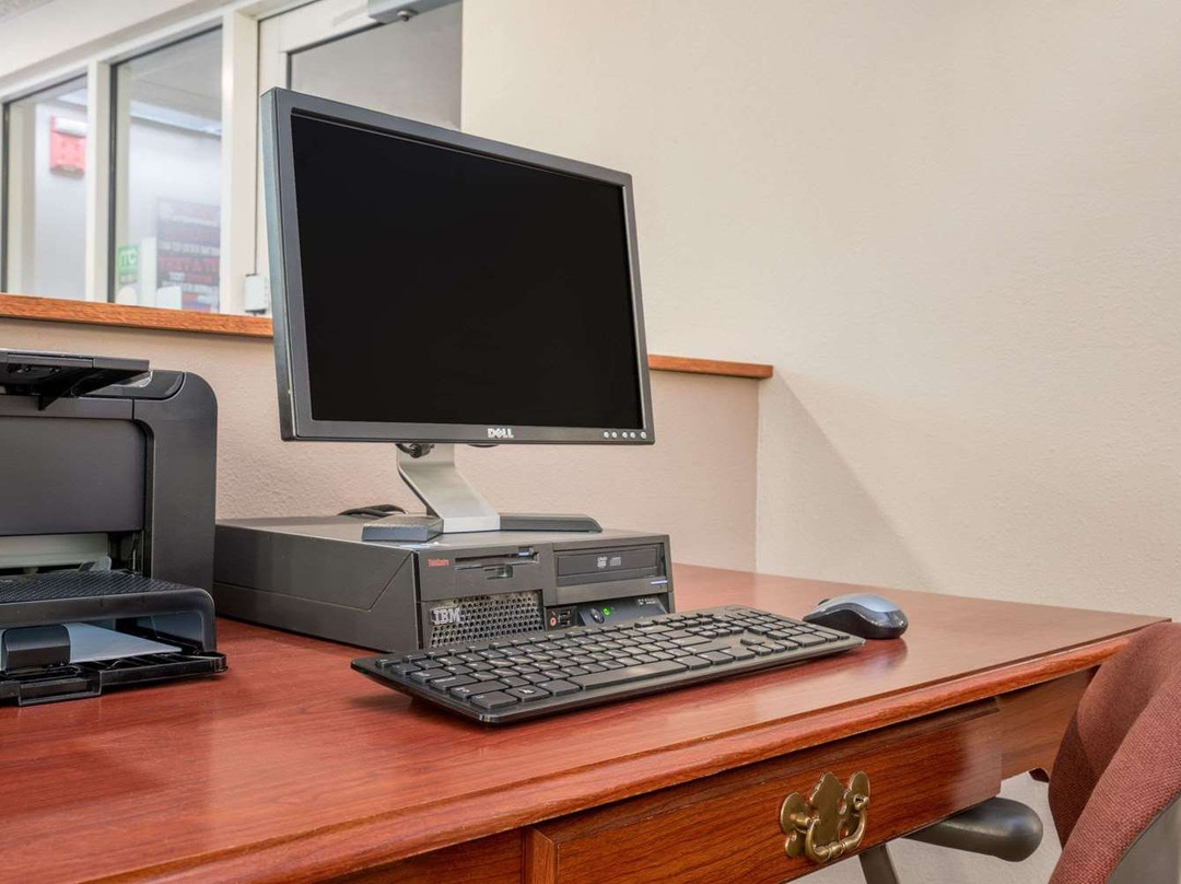 Super 8 by Wyndham Menomonie WI主图