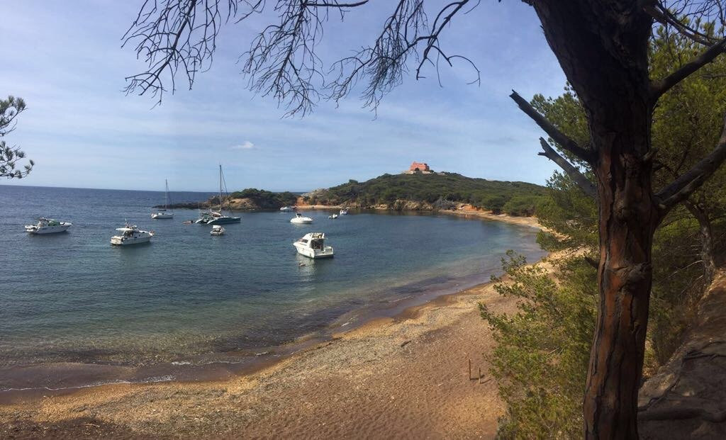 Plage noire du Langoustier-耶尔必去景点