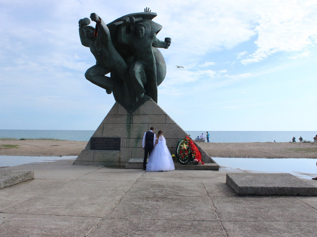Sailors-Paratroopers Monument-Yevpatoriya必去景点