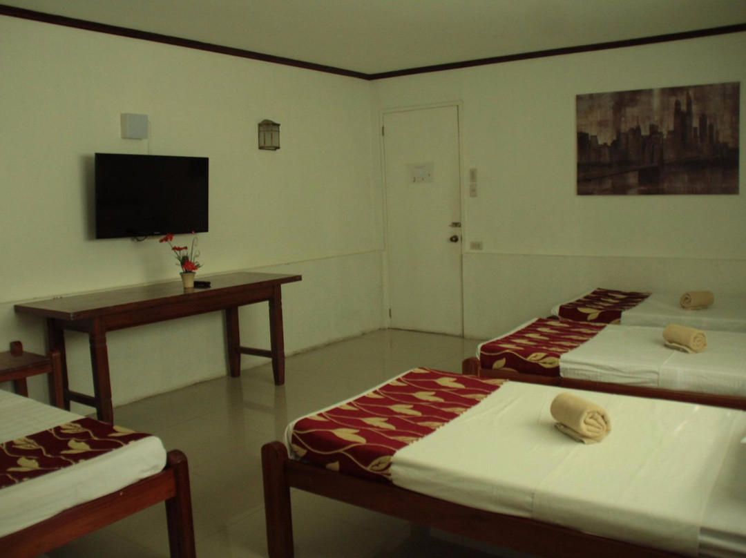 Mom's Small Hotel & Restaurant主图