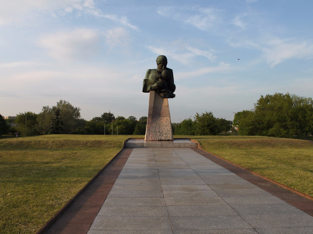 'Maternity' monument景点图片