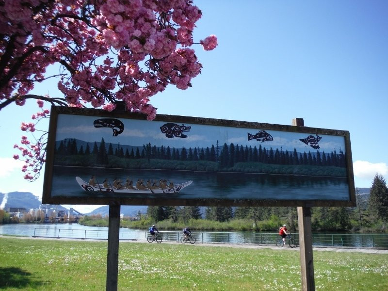 Nuu-Chah-Nulth Whaling Canoe Sculpture景点图片